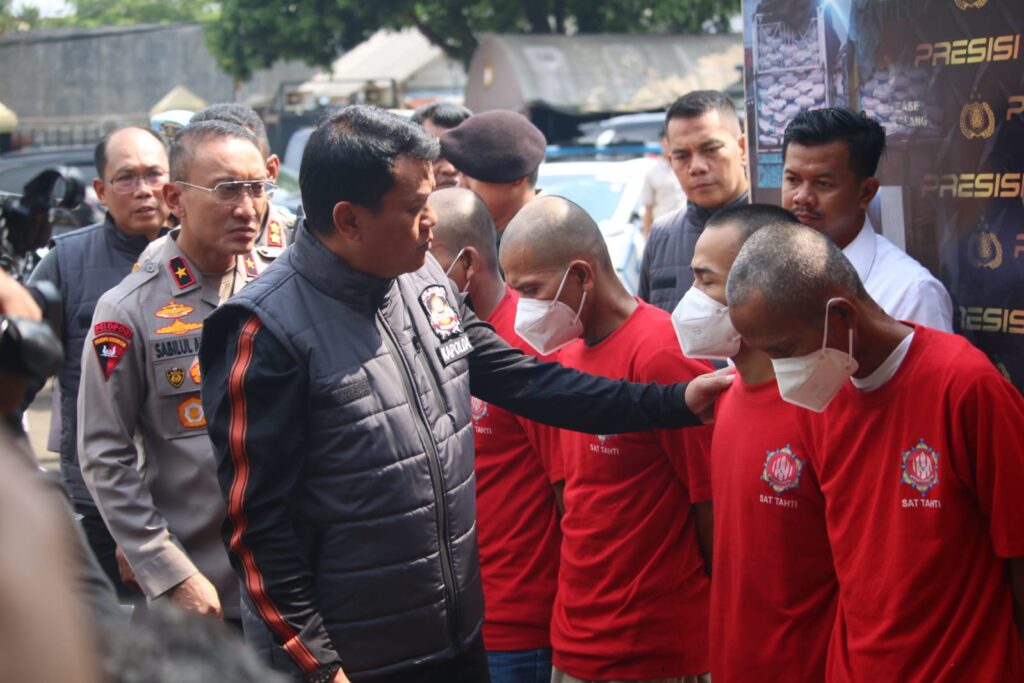 Kapolda Banten Pimpin Press Conference Ungkap Kasus Curanmor dan Narkotika di Pandeglang 1 WhatsApp Image 2023 11 17 at 12.45.04