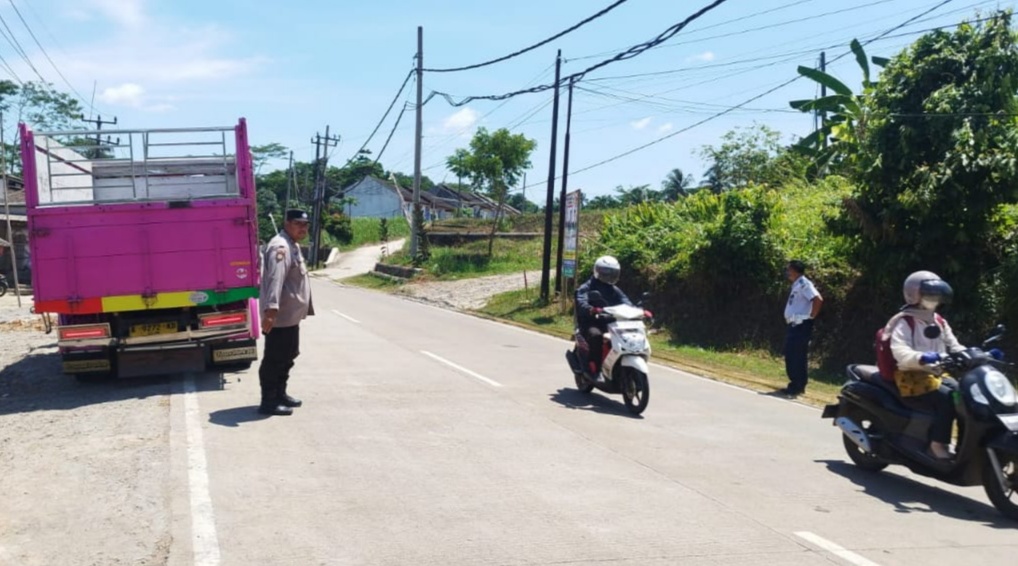 Polsek Bojong Gelar Strong Point Untuk Keamanan dan Kelancaran Lalulintas 6 WhatsApp Image 2023 12 23 at 08.50.55