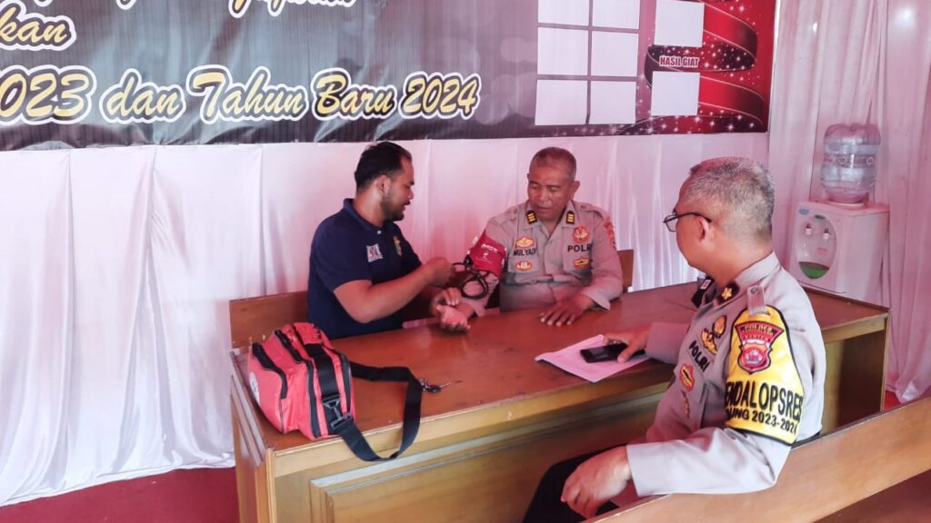 Sidokkes Polres Pandeglang Periksa Kesehatan Personil di Pos Pengamanan Operasi Lilin Maung 2023 10 WhatsApp Image 2023 12 23 at 10.02.10
