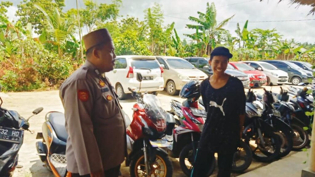 Polsek Cikedal Ciptakan Situasi Kamtibmas Aman Kondusif dengan DDS (Door To Door System) 3 WhatsApp Image 2023 12 23 at 18.09.04