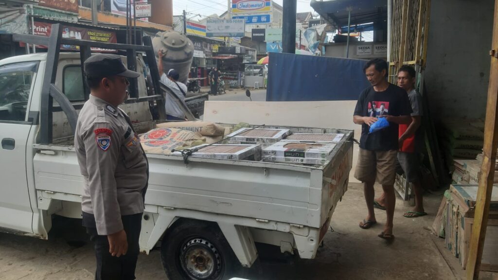 Polsek Picung Himbau Sopir Pick Up: Utamakan Keselamatan dan Tertib Berlalu Lintas 5 WhatsApp Image 2023 12 26 at 16.12.28