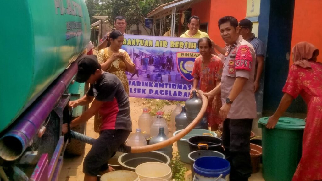 Polsek Pagelaran Salurkan Bantuan Air Bersih di Tengah Kekeringan 4 WhatsApp Image 2023 12 26 at 17.41.16