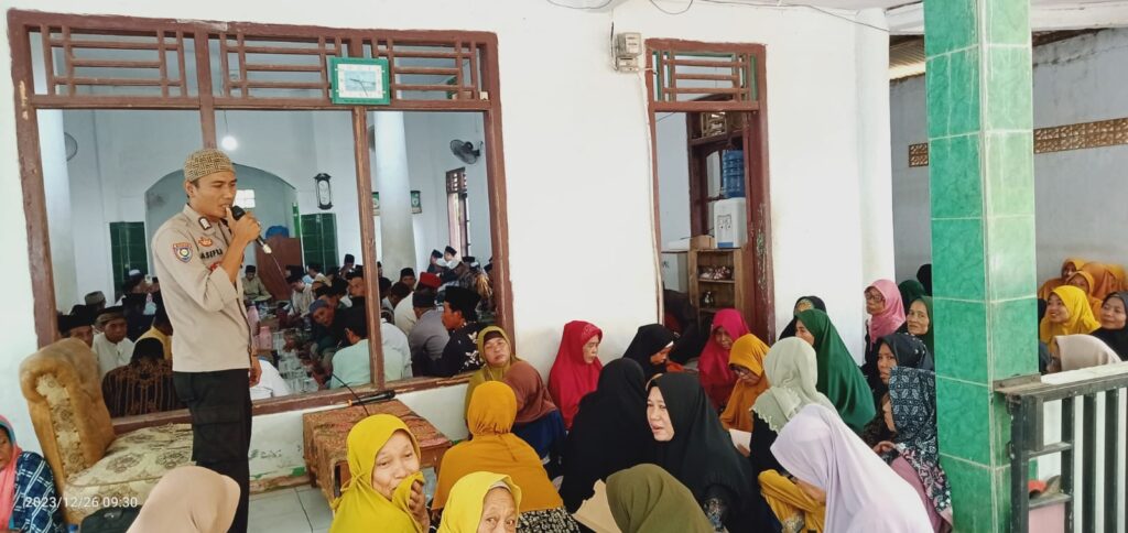 Bhabinkamtibmas Polsek Panimbang Ajak Warga Tanjungjaya dalam Kegiatan Pengajian Rutin 8 WhatsApp Image 2023 12 26 at 18.47.46