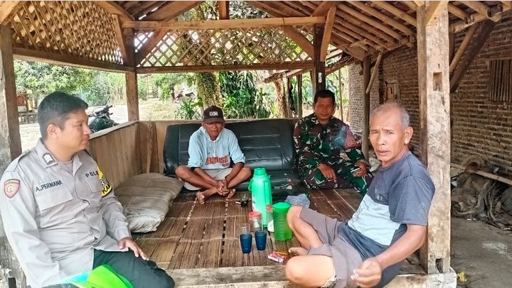Seruan Pemilu Damai: Bhabinkamtibmas Polsek Cadasari Terus Berikan Himbauan kepada Warga 7 WhatsApp Image 2023 12 26 at 18.54.57