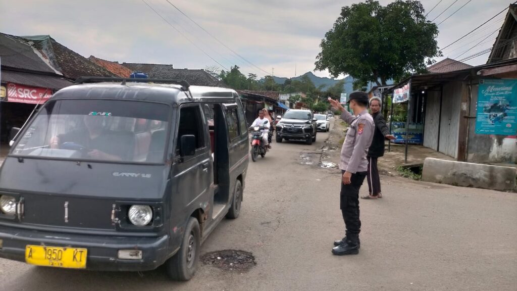 Polsek Mandalawangi Gencar Lakukan Strong Point Pengaturan Lalulintas Menjelang Akhir Pekan 10 WhatsApp Image 2023 12 26 at 19.19.28