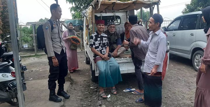 Bhabinkamtibmas Polsek Cadasari Himbau Peziarah dan Warga Sekitar Makam Abuya Dimyati 9 WhatsApp Image 2023 12 26 at 19.22.42