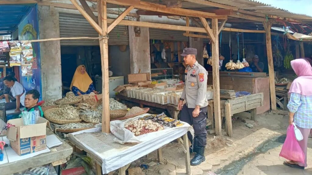 Polsek Cibaliung Gencar Lakukan Sambang Door to Door untuk Membangun Keakraban dan Menyerap Informasi dari Masyarakat 1 WhatsApp Image 2023 12 26 at 21.06.58
