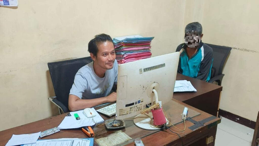 Pelaku Pencabulan Terhadap Cucu Kandungnya Diamankan oleh Polsek Picung 2 WhatsApp Image 2023 12 28 at 11.18.09