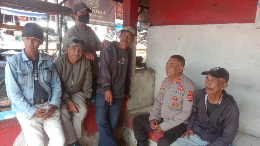 Kapolsek Bojong Aktif Sambang ke Pasar, Ajak Para Tukang Ojeg Bersama-sama Jaga Kamtibmas 5 WhatsApp Image 2023 12 28 at 14.31.57