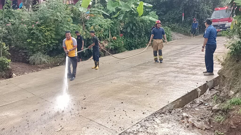 Polsek Pulosari Kolaborasi dengan BPBD Bersihkan Sisa Material Betonisasi Tanjakan Bangangah 9 WhatsApp Image 2023 12 28 at 16.10.50