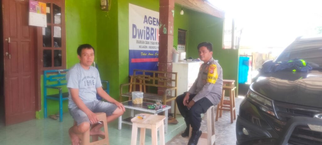 Bhabinkamtibmas Polsek Saketi Lakukan Sambang Warga dan Dialogis untuk Pemeliharaan Kamtibmas yang Aman dan Kondusif di Wilayah Saketi 7 WhatsApp Image 2023 12 28 at 17.55.11