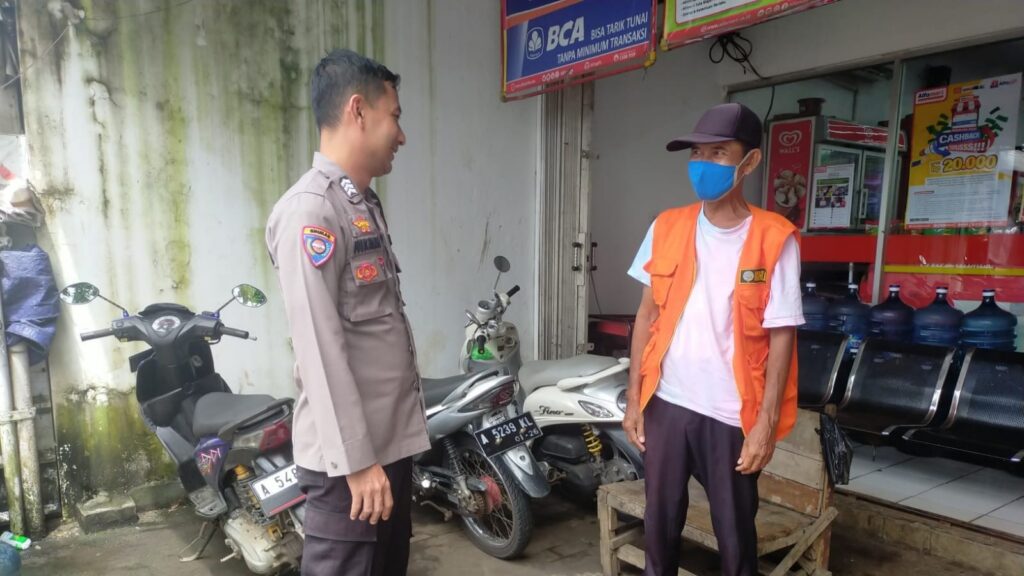 Patroli Siang Polsek Menes Sambangi Petugas Parkir untuk Ciptakan Kondisi Aman 10 WhatsApp Image 2023 12 29 at 14.46.54