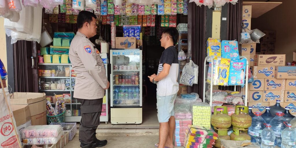 Bhabinkamtibmas Polsek Pandeglang Lakukan Pengecekan Harga Sembako untuk Antisipasi Kenaikan Jelang Tahun Baru 9 WhatsApp Image 2023 12 29 at 14.48.37