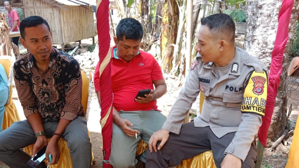 Polsek Cikedal: Bhabinkamtibmas Sambangi Masyarakat Binaan untuk Ciptakan Kamtibmas yang Aman 8 WhatsApp Image 2023 12 29 at 14.50.53