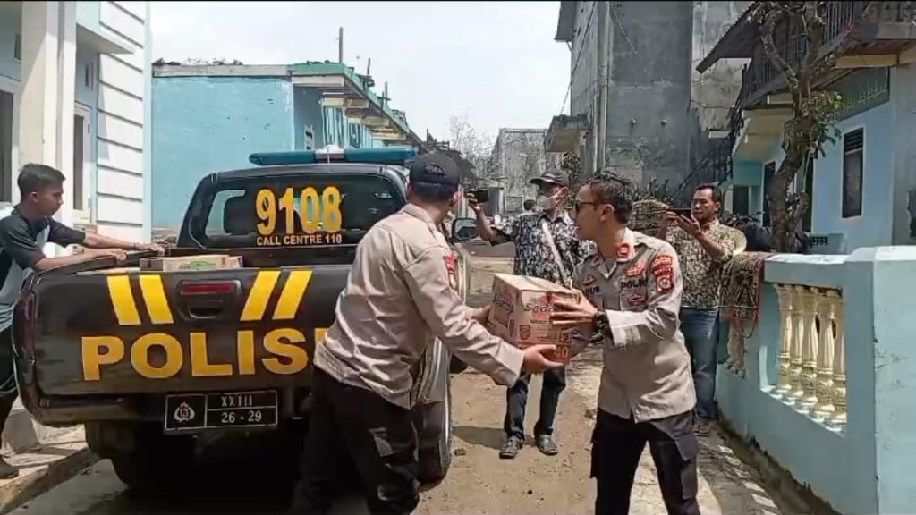 Polsek Saketi Berikan Bantuan Sosial kepada Korban Kebakaran Pondok Pesantren 7 WhatsApp Image 2023 12 29 at 14.52.47