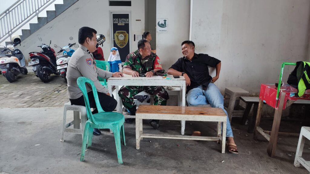 Bhabinkamtibmas Polsek Pandeglang Sambangi Warga dan Ajak Bersama Jaga Kamtibmas 6 WhatsApp Image 2023 12 29 at 14.54.41