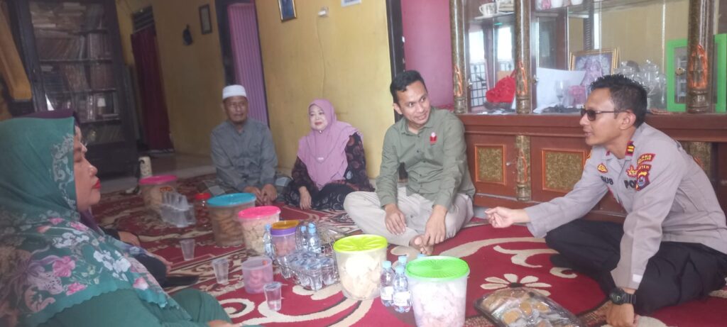 Kapolsek Saketi Beri Semangat kepada Korban Kebakaran di Pondok Pesantren Thoriqotul Huda 5 WhatsApp Image 2023 12 29 at 14.56.34