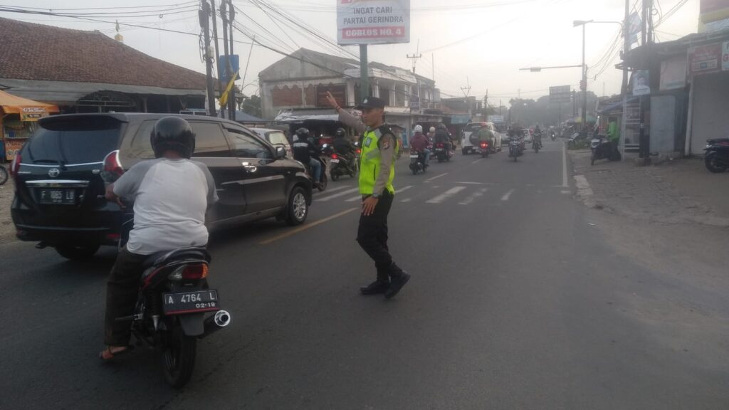 Polsek Cadasari Lakukan Strong Point untuk Cegah Kecelakaan dan Kemacetan di Jalanan 10 WhatsApp Image 2023 12 30 at 01.25.42