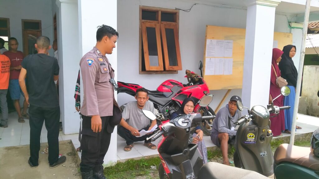Polsek Angsana: Bhabinkamtibmas Melaksanakan Patroli Dialogis untuk Meningkatkan Kondusifitas Wilayah 5 WhatsApp Image 2023 12 30 at 05.43.23
