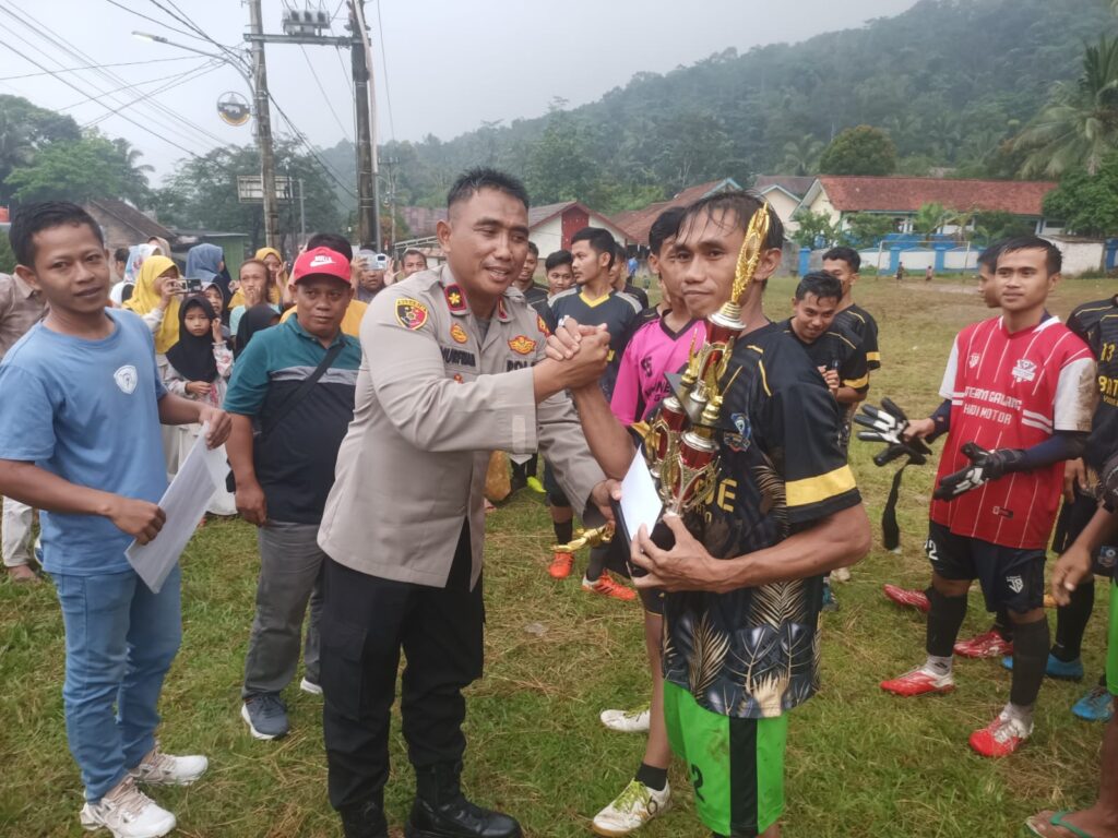 Wakapolres Pandeglang Berikan Trophy Kejuaraan Sepak Bola Antar RT 4 WhatsApp Image 2024 04 23 at 19.06.57
