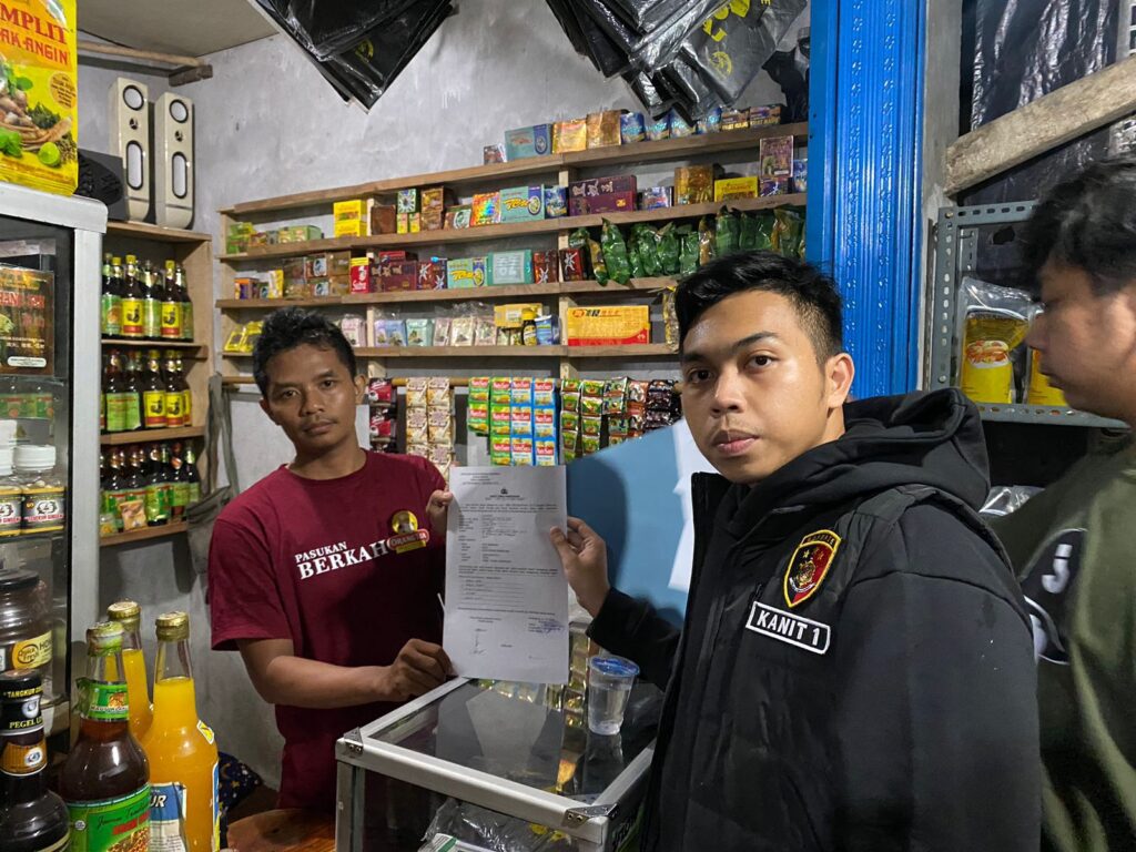 Tim Patroli Polres Pandeglang Gencar Melakukan Operasi Penyakit Masyarakat, Puluhan Botol Miras Disita 7 WhatsApp Image 2024 05 12 at 09.35.58