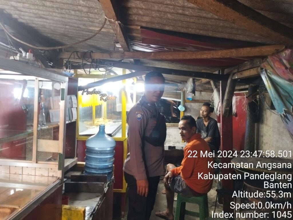 Anggota Piket Polsek Angsana Polres Pandeglang Beraksi: Patroli Dialogis Cegah Kriminalitas 1 WhatsApp Image 2024 05 23 at 06.47.30