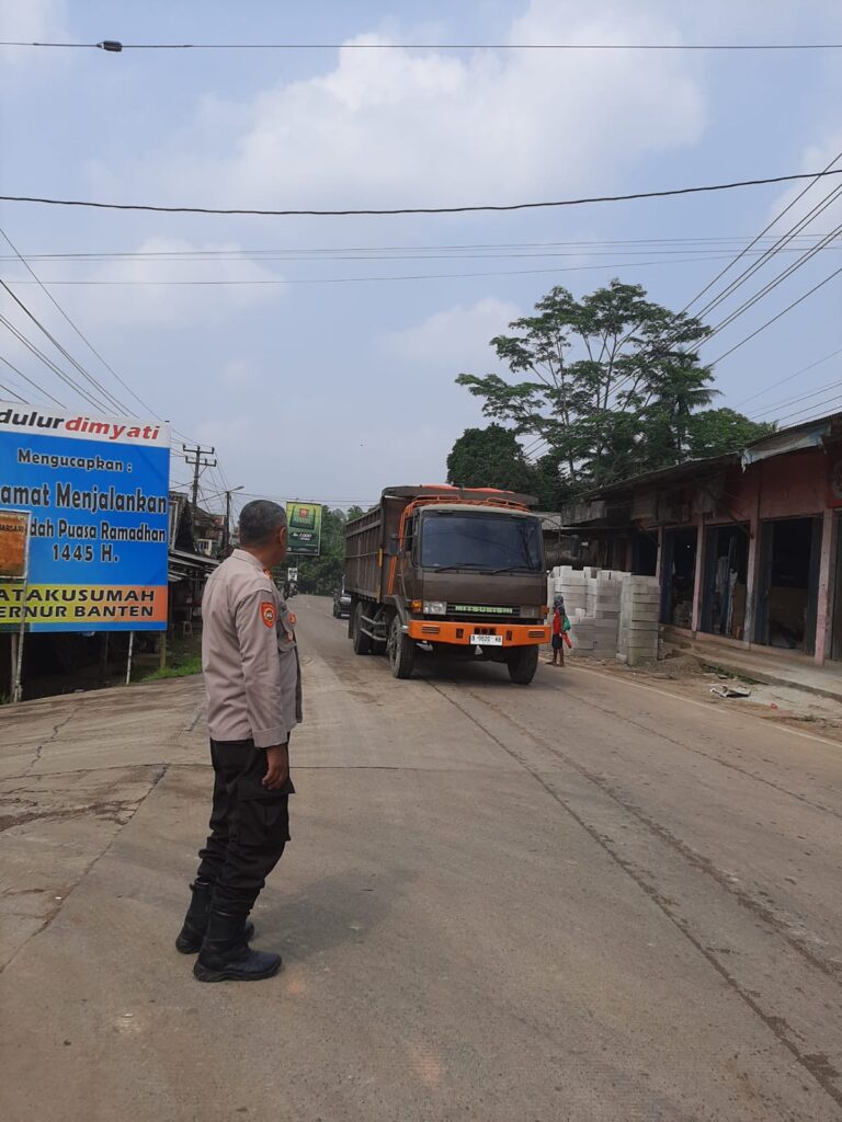 Kapolsek Bojong dan Personelnya Turun Langsung Atasi Kemacetan di Depan Pasar Bojong 9 WhatsApp Image 2024 05 23 at 11.24.44