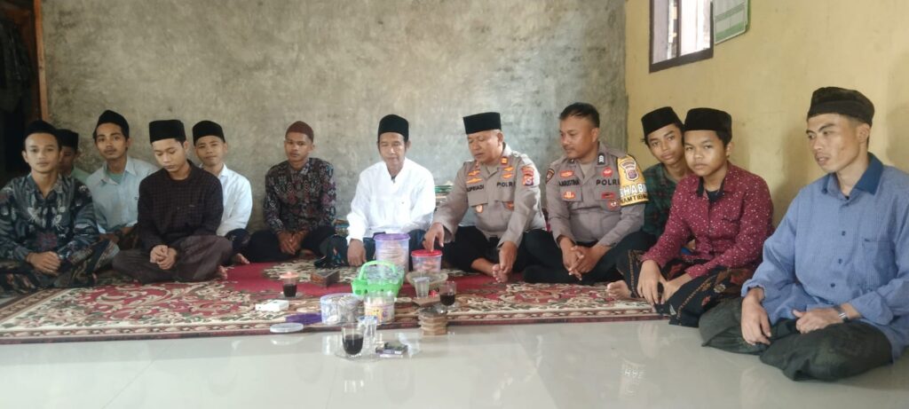 Kapolsek Cimanggu dan Bhabinkamtibmas Hadiri Pengajian Rutin di Desa Waringinkurung 1 WhatsApp Image 2024 05 24 at 00.01.39
