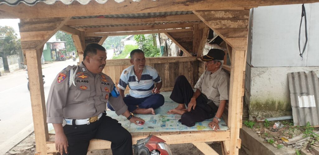 Kanit Propam Polsek Picung Polres Pandeglang Sambang ke Warga Binaan Berikan Pesan Kamtibmas 3 WhatsApp Image 2024 05 24 at 00.44.13