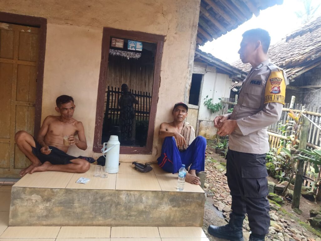 Polsek Cimanggu Laksanakan Patroli Siang untuk Menjaga Kamtibmas 5 WhatsApp Image 2024 05 24 at 01.58.34