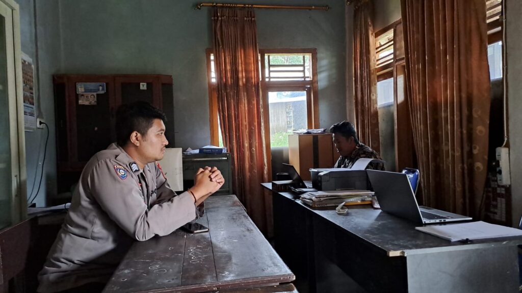 Bhabinkamtibmas Polsek Mandalawangi Polres Pandeglang Rutin Keliling Sambangi Warga 1 WhatsApp Image 2024 05 26 at 21.13.21