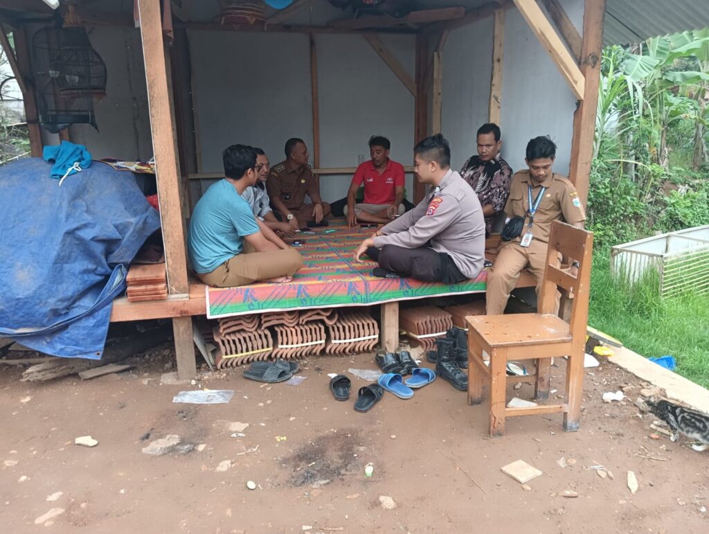 Polsek Mandalawangi Ngopi Bareng Masyarakat: Mempererat Hubungan dan Membangun Sinergi 2 WhatsApp Image 2024 05 26 at 21.14.47