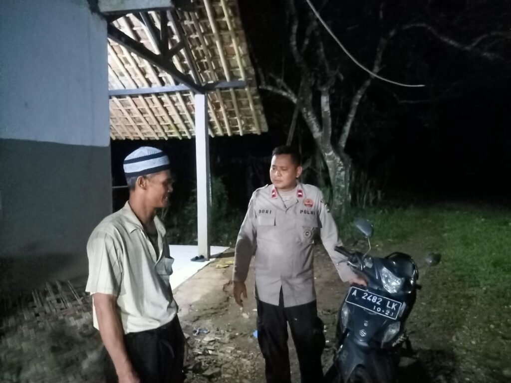 Kanit Binmas Polsek Cadasari Lakukan Patroli dan Sambang Warga untuk Tingkatkan Keamanan Lingkungan 3 WhatsApp Image 2024 05 26 at 21.15.14