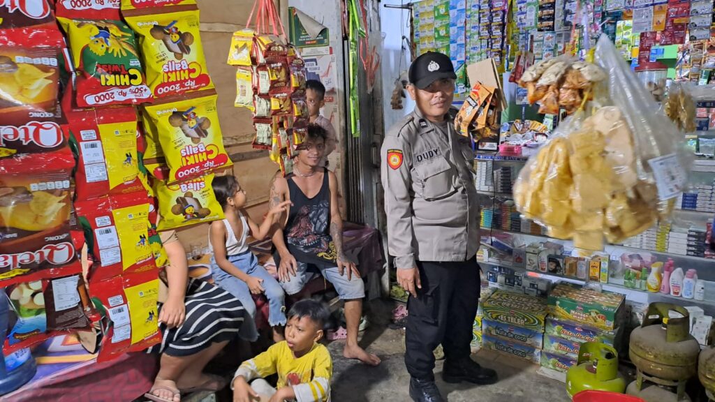 Polsek Mandalawangi Cek Harga Sembako untuk Pastikan Keterjangkauan dan Stabilitas 5 WhatsApp Image 2024 05 26 at 21.16.07