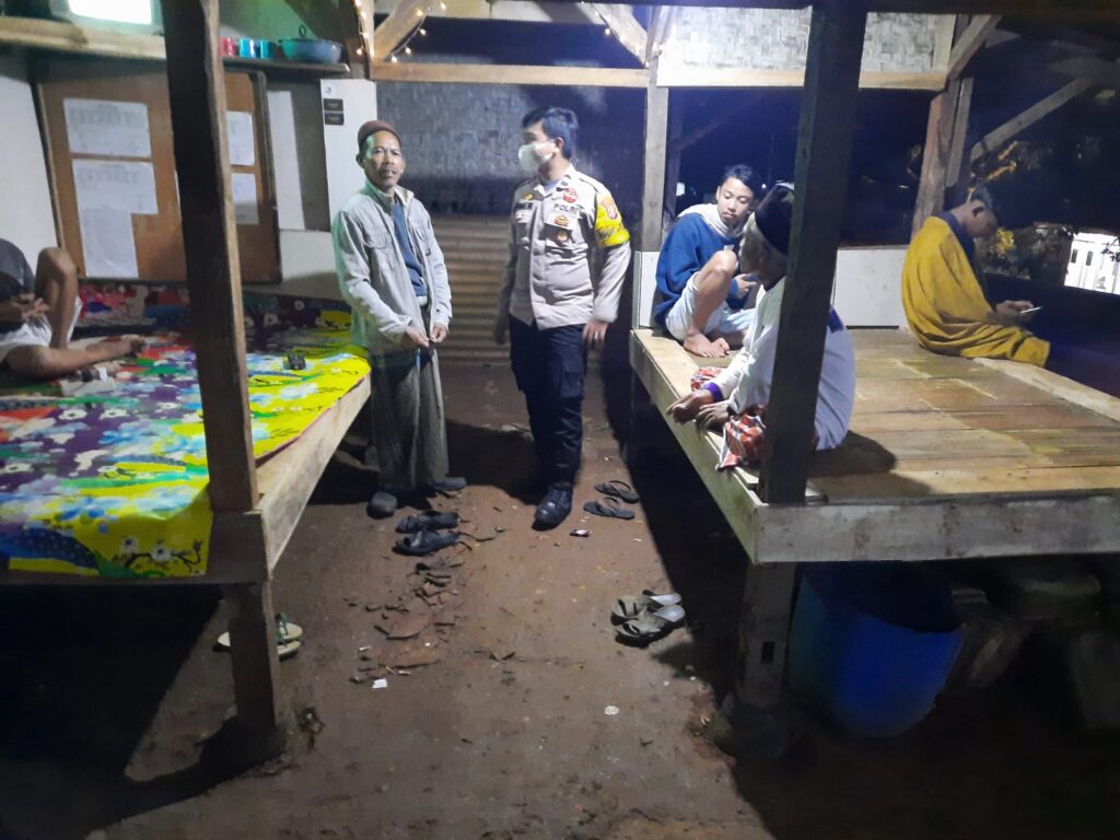 Bhabinkamtibmas Polsek Cigeulis Sambangi Pos Ronda, Jalin Sinergi Ciptakan Kamtibmas Kondusif 10 WhatsApp Image 2024 05 26 at 21.48.12