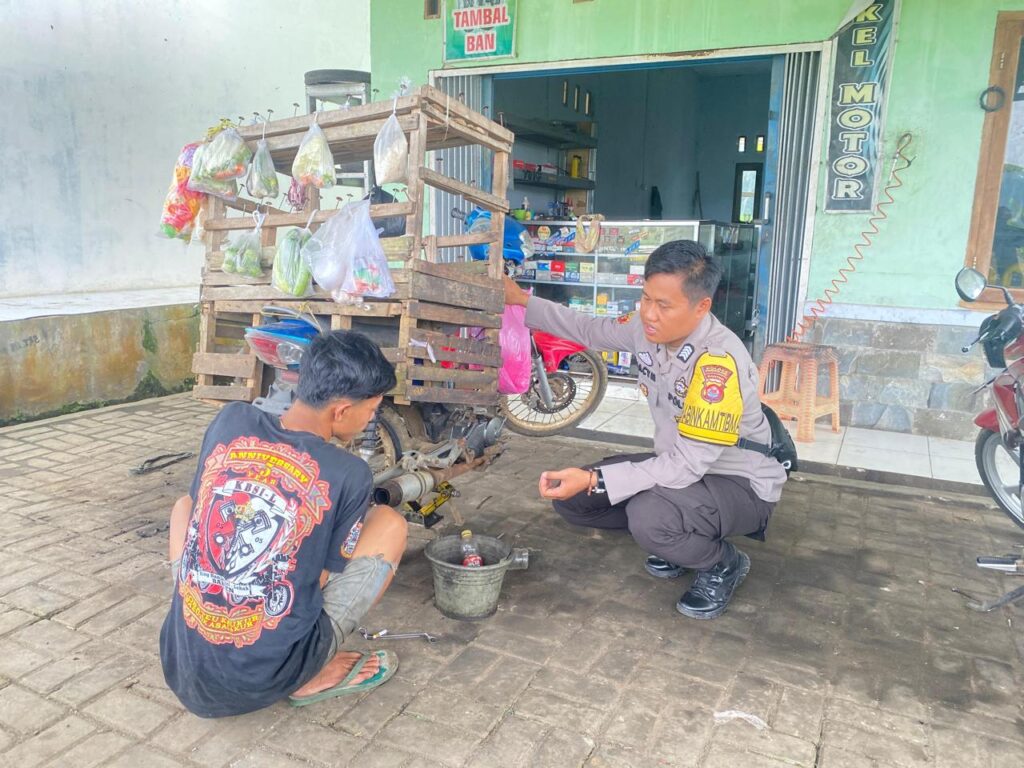 Bhabinkamtibmas Polsek Cimanuk Memperlihatkan Kepemilikan Yang Menyentuh Hati Terhadap Warga Yang Mengalami Kerusakan Kendaraan 2 WhatsApp Image 2024 05 26 at 22.55.03