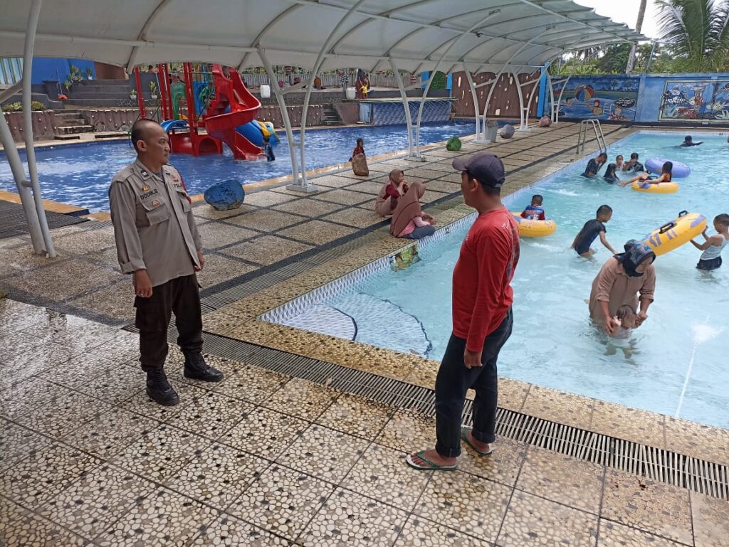 Personel Polsek Cimanuk Lakukan Patroli Rutin di Lokasi Wisata Demi Keamanan dan Kenyamanan Pengunjung 8 WhatsApp Image 2024 05 26 at 23.45.57