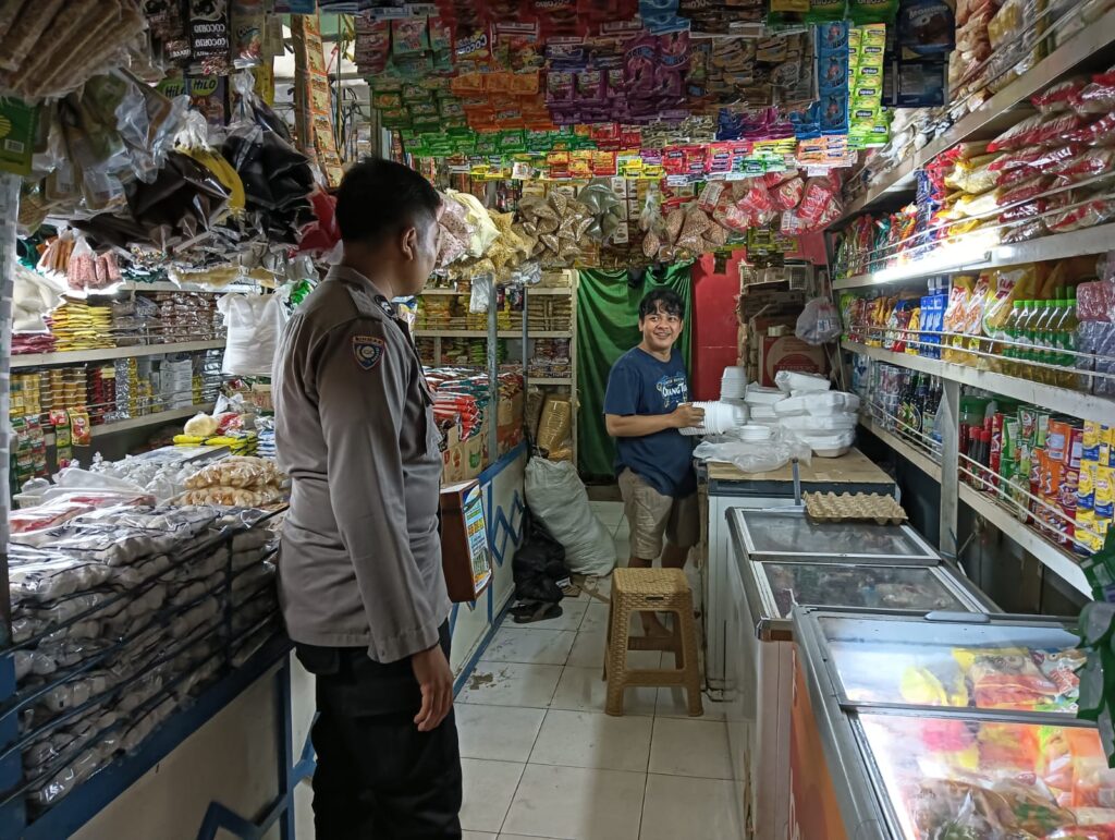Polsek Mandalawangi Cek Harga Sembako untuk Pastikan Keterjangkauan dan Stabilitas 1 WhatsApp Image 2024 05 29 at 21.05.38