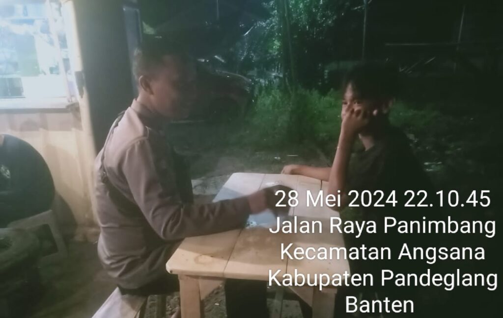 Bhabinkamtibmas Polsek Angsana Polres Pandeglang Brigadir Jumhani Sambang ke Desa Sumurlaban dan Dengarkan Keluhan Masyarakat 4 WhatsApp Image 2024 05 29 at 21.12.48