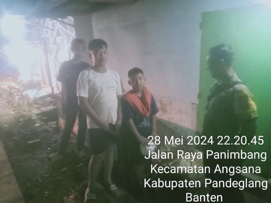 Temui Masyarakat Desa Sumurlaban, Bhabinkamtibmas Polsek Angsana Polres Pandeglang Sampaikan tentang Bahaya Narkoba 5 WhatsApp Image 2024 05 29 at 21.13.05