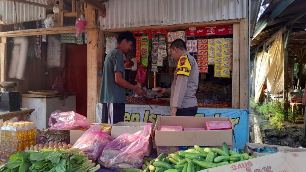 Bhabinkamtibmas Polsek Pagelaran Melakukan Cek Harga Bahan Pokok di Desa Motor 6 WhatsApp Image 2024 05 29 at 21.13.26