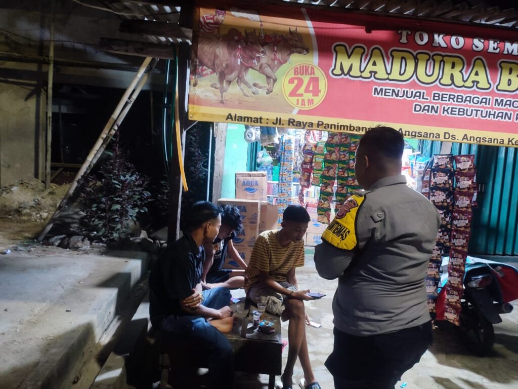 Laksanakan Patroli Dialogis, Bhabinkamtibmas Polsek Angsana Polres Pandeglang Sampaikan tentang Bahaya Tawuran 9 WhatsApp Image 2024 05 29 at 21.14.06