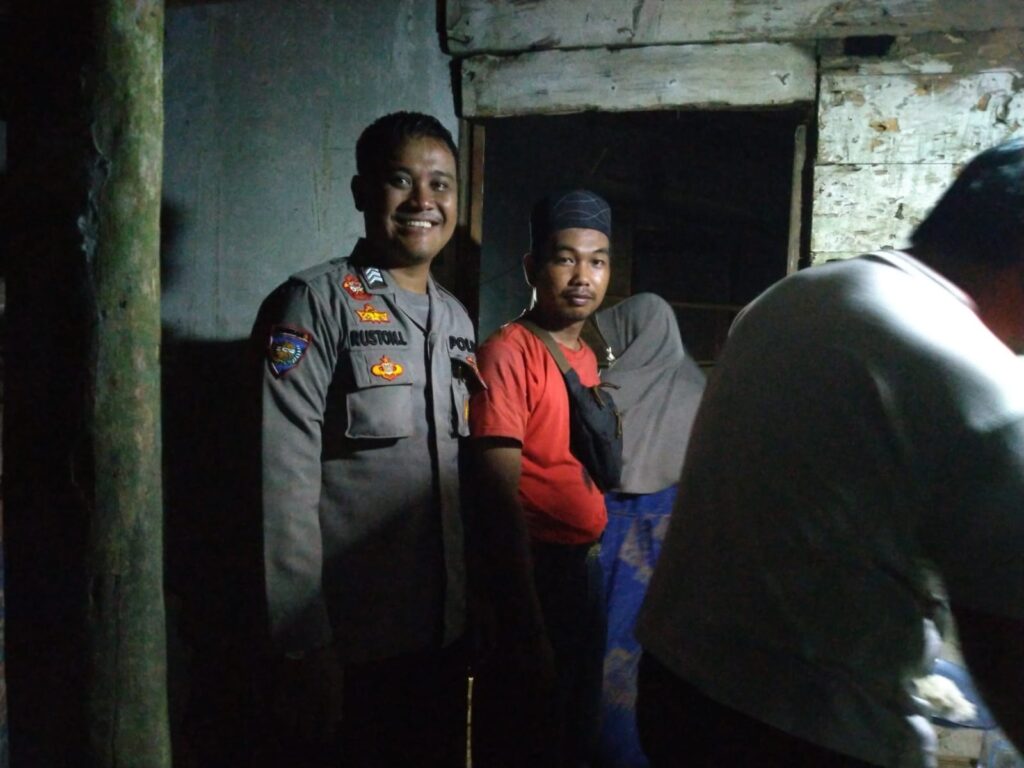 Bhabinkamtibmas Polsek Angsana Polres Pandeglang Sambangi Masyarakat Desa Cipinang 9 WhatsApp Image 2024 06 02 at 21.43.09