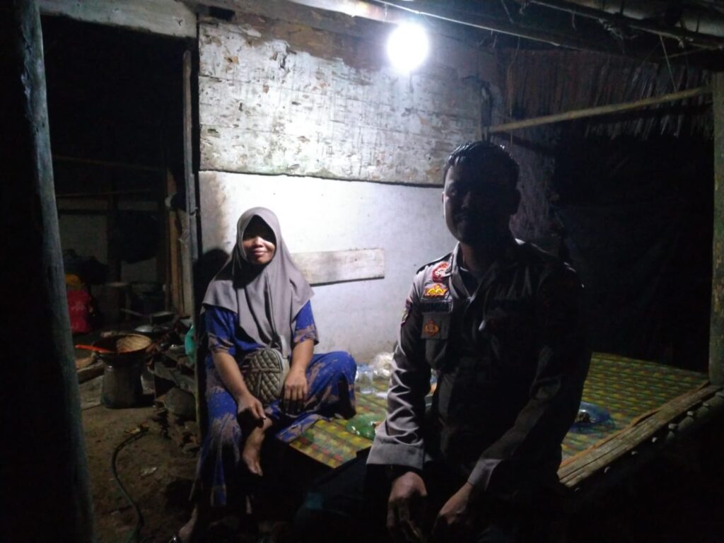 Bhabinkamtibmas Polsek Angsana Polres Pandeglang Sambangi Masyarakat Desa Cipinang 8 WhatsApp Image 2024 06 02 at 21.43.35
