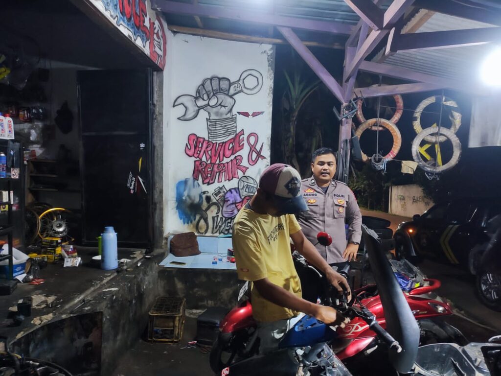 Bhabinkamtibmas Polsek Angsana Polres Pandeglang Sambangi Masyarakat Desa Cikayas 7 WhatsApp Image 2024 06 02 at 21.43.58