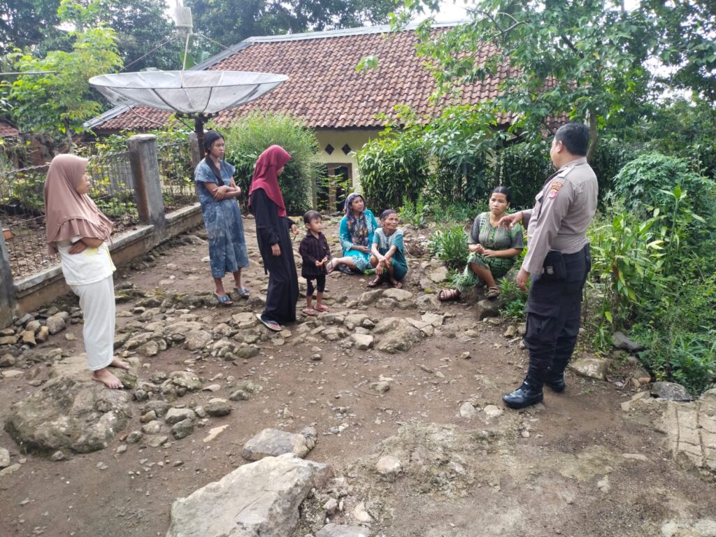 Bhabinkamtibmas Polsek Saketi Jalin Kedekatan dengan Warga Melalui Sambang Santai 6 WhatsApp Image 2024 06 02 at 22.06.31