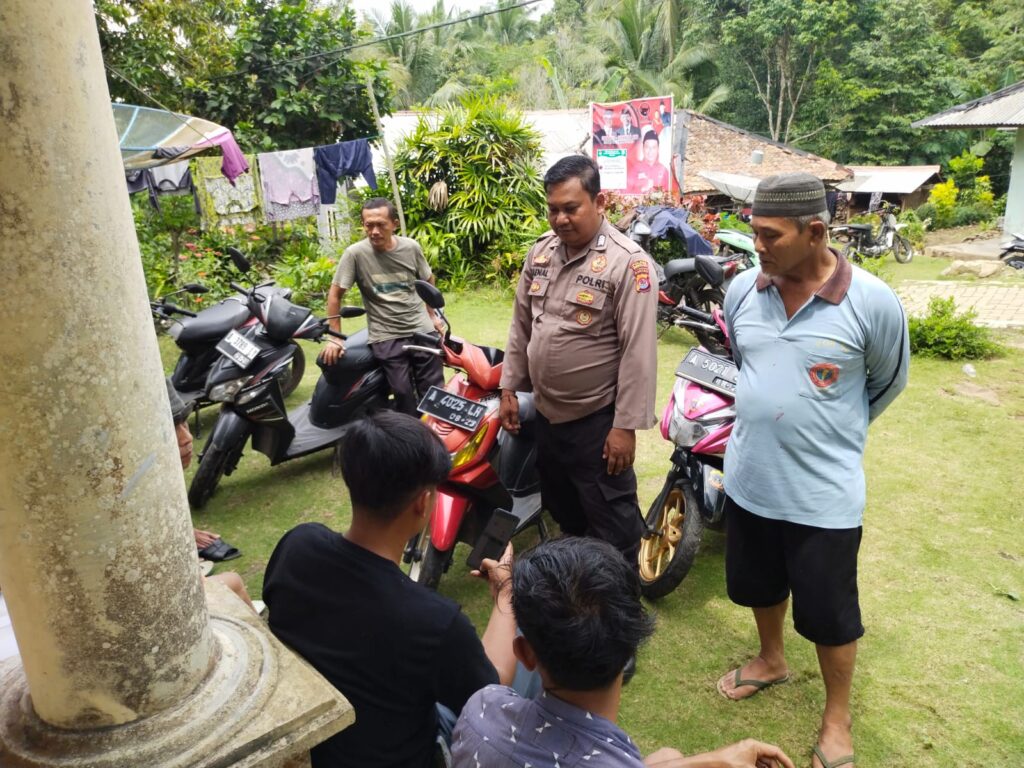 Bhabinkamtibmas Polsek Saketi Laksanakan Sambang ke Kp. Kadugagala Desa Cibarani 5 WhatsApp Image 2024 06 02 at 22.06.43