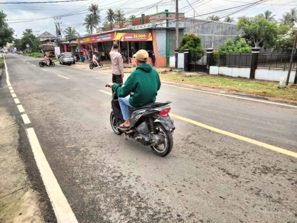 Polsek Cikeusik Gelar Pengaturan Arus Lalu Lintas Pagi Hari 10 WhatsApp Image 2024 06 03 at 07.31.04
