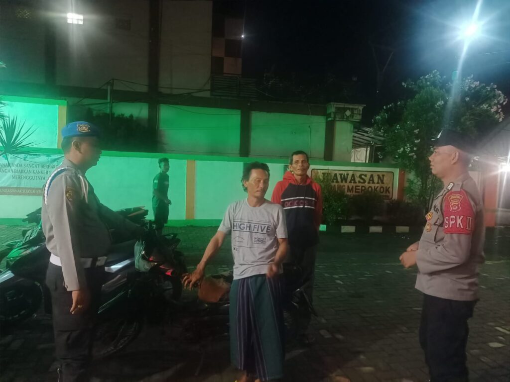 Polsek Cikeusik Cegah Gangguan Kamtibmas dengan Rutin Laksanakan Patroli 9 WhatsApp Image 2024 06 03 at 07.33.26
