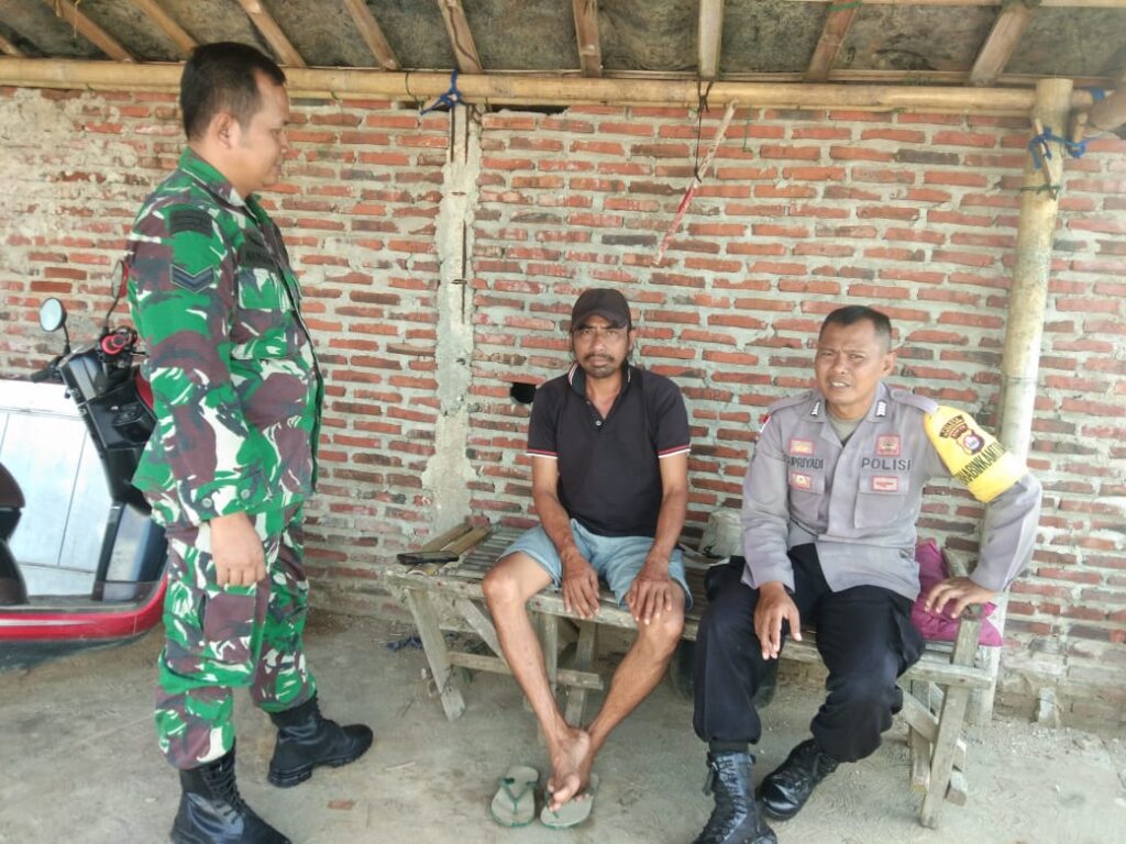 Bhabinkamtibmas Polsek Cikeusik Sambangi Warga, Tingkatkan Keamanan dan Kebersamaan 7 WhatsApp Image 2024 06 03 at 07.38.02